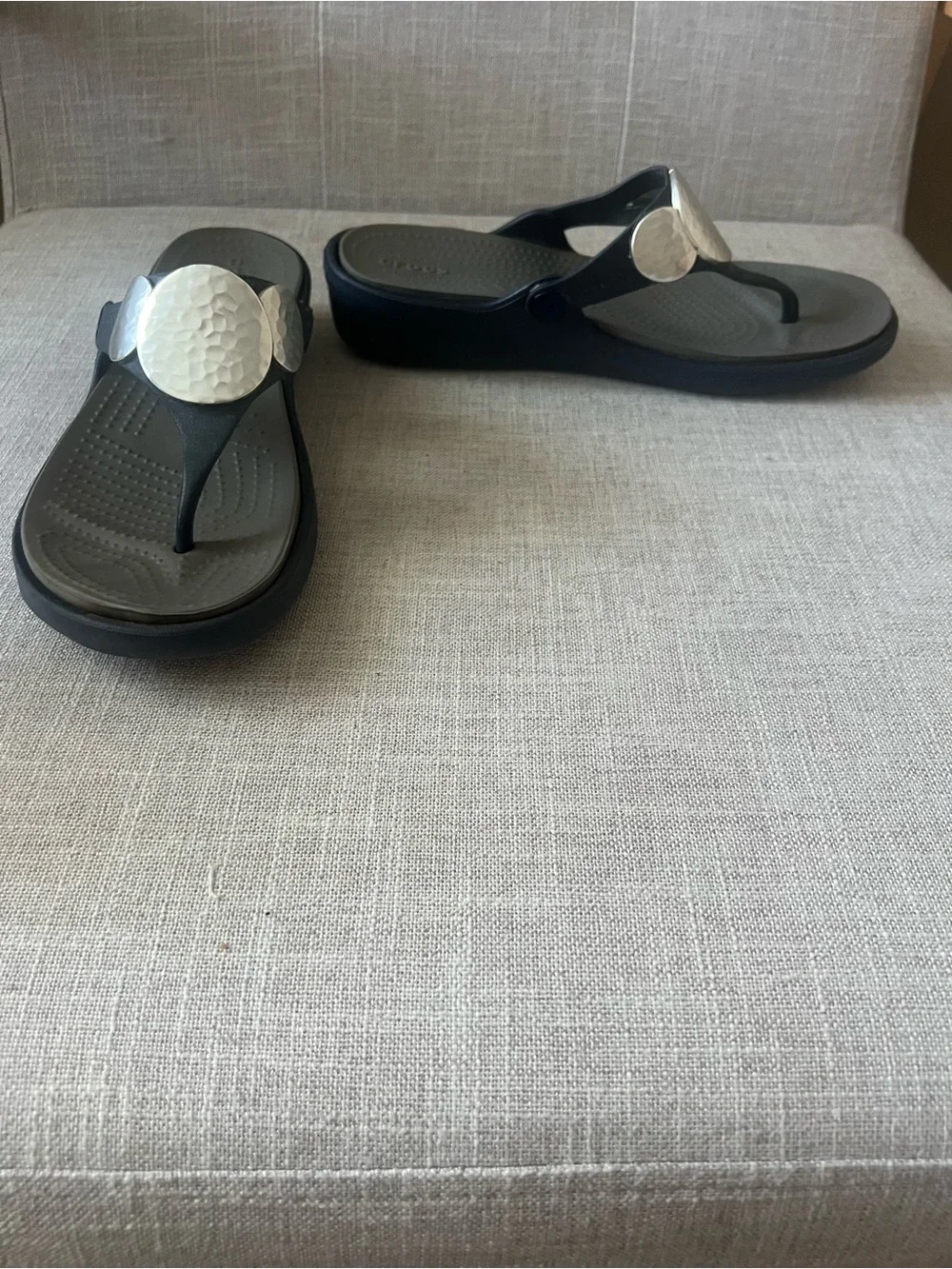 CROCS gray/navy embellished Thong Sandals, women’s eight, casual outdoors